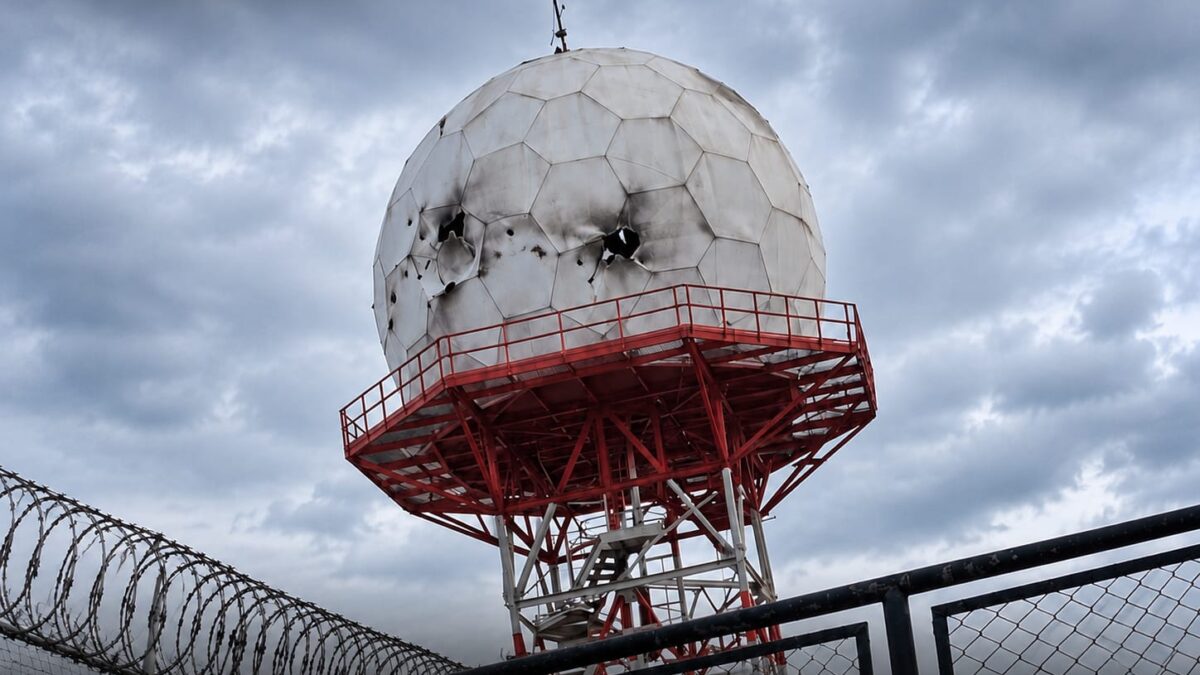 DRONES ATACAN RADAR DE LA AERONÁUTICA EN CANDELARIA; EVACÚAN A 1.400 ESTUDIANTES